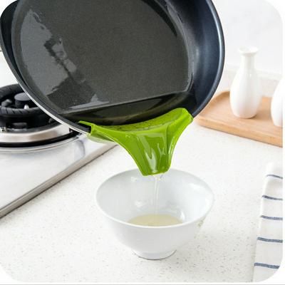 Creative Anti-spill Silicone Slip On Pour Soup Funnel for Pots Pans and Bowls and Jars 